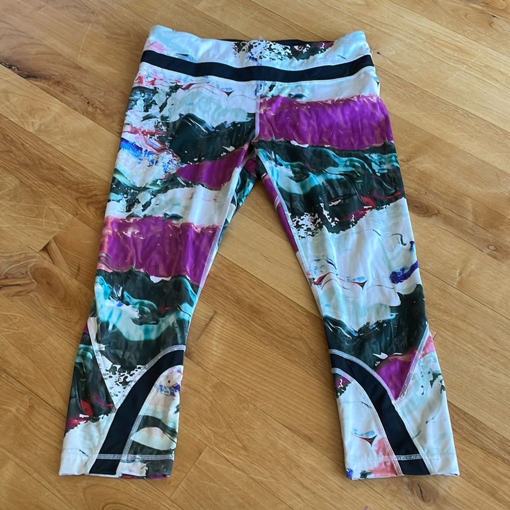 EUC Vtg Lululemon spray paint design 21” cropped mid rise leggings 10